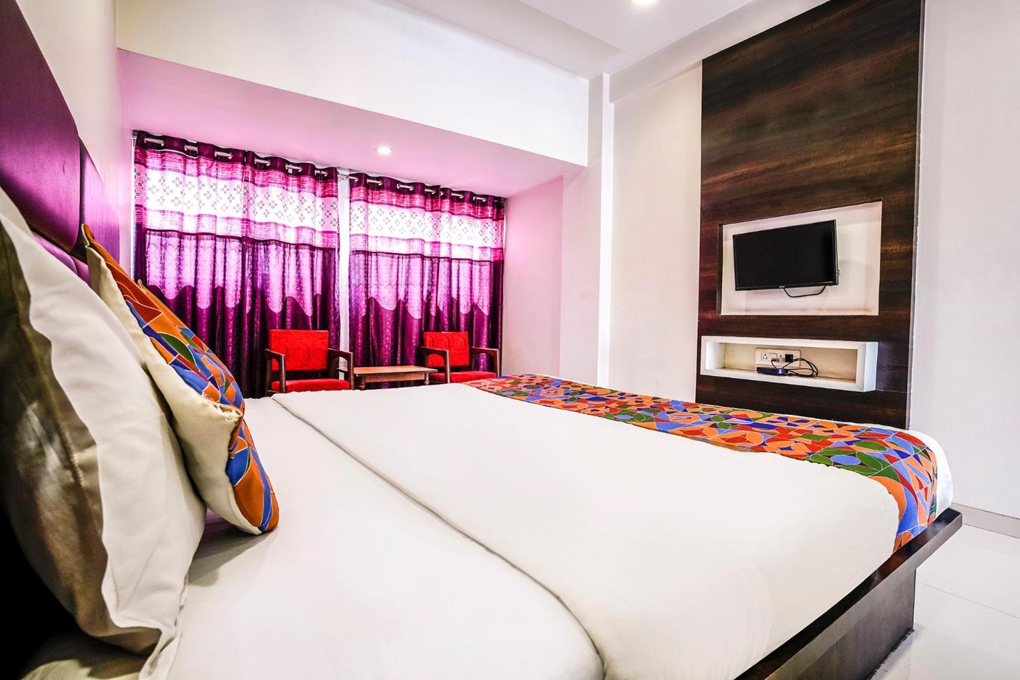 Fabexpress Raj Tourist Hotel Нашик Екстериор снимка