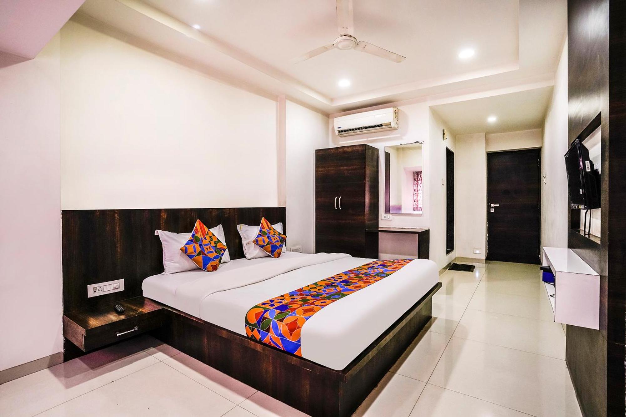 Fabexpress Raj Tourist Hotel Нашик Екстериор снимка
